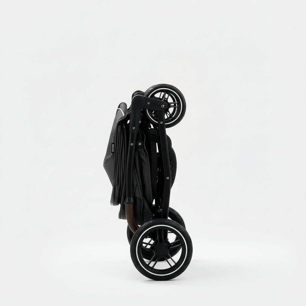 Poussette_Ultra_legere_et_compacte_noir_plié